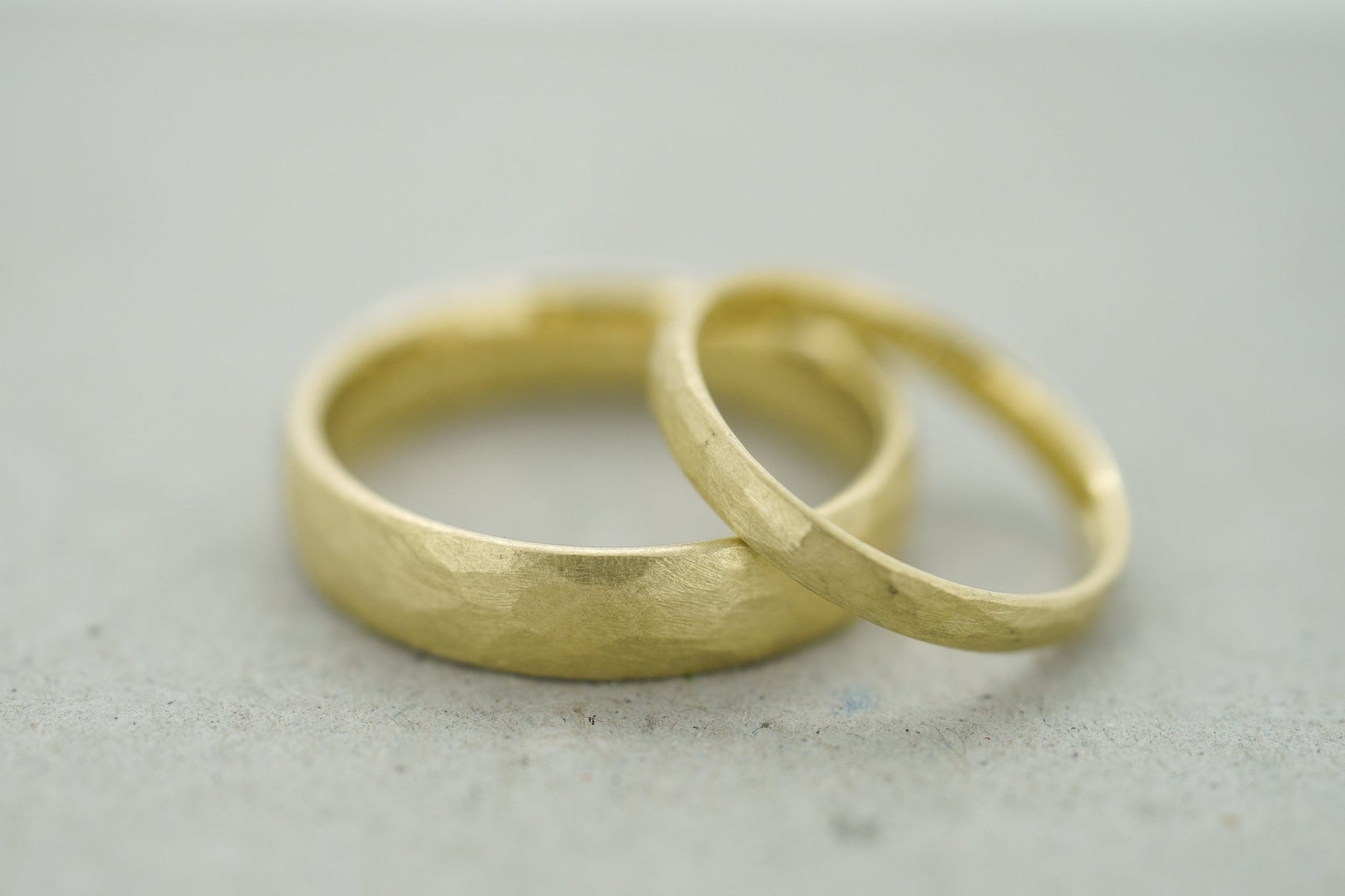 Gelbgold Eheringpaar aus Fairtrade oder recyceltem Material mit Hammerschlag - Goldschmiede Miret