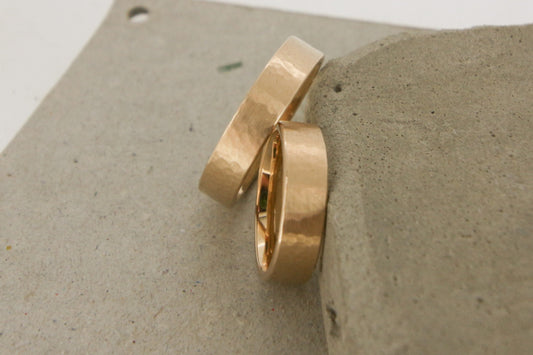 Schlichte kantige Eheringe mit Hammerschlag aus Roségold, recycelt, Fairtrade Gold