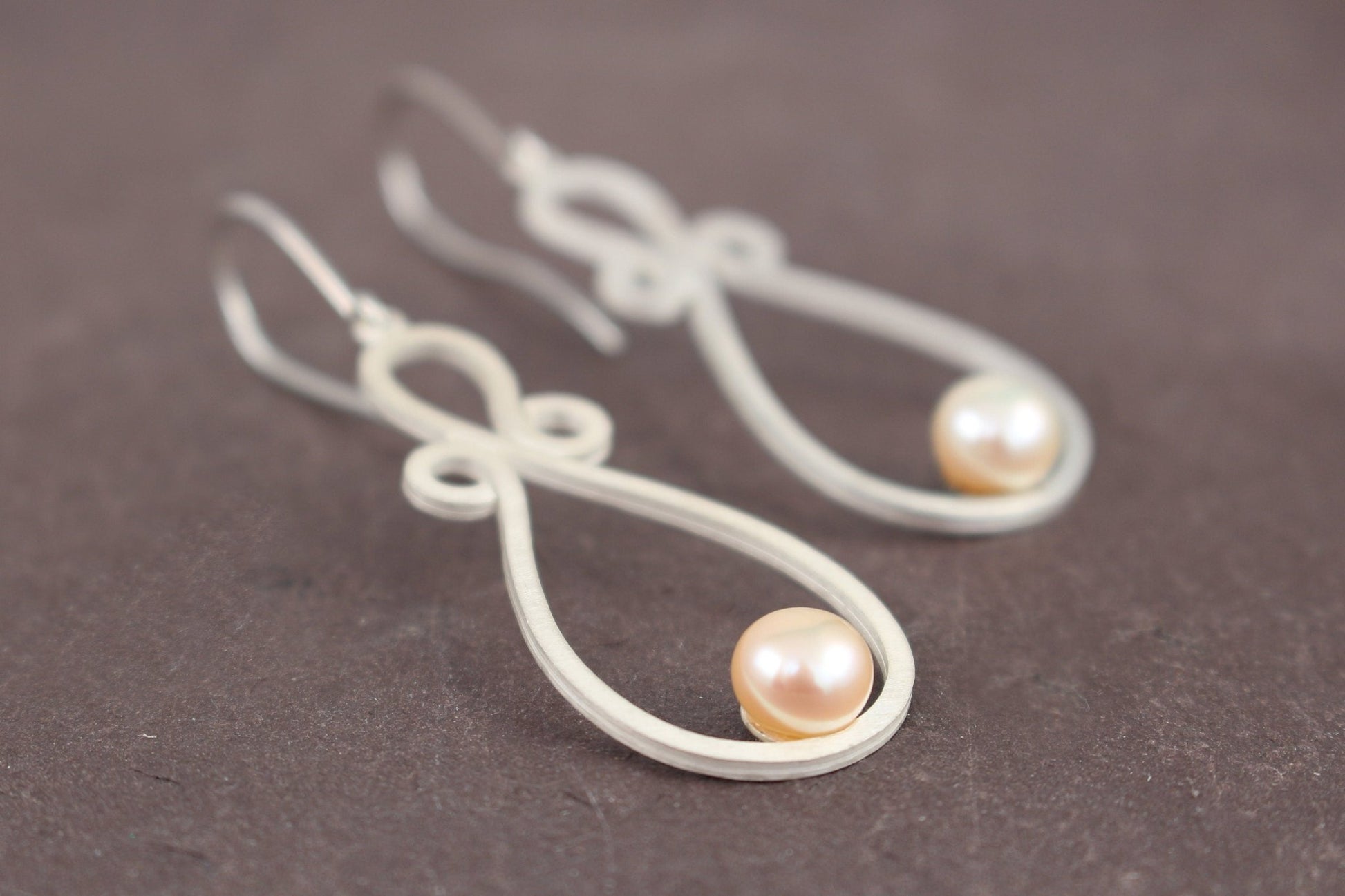 geschwungene Ohrhänger aus Silber mit Perle | Brautschmuck | Jugendstil Perlohrringe - Goldschmiede Miret